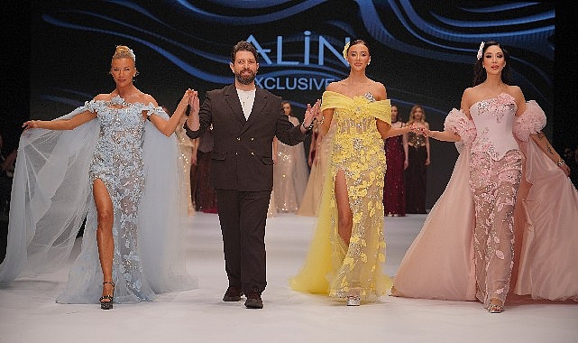 Ünlü mankenlerden net mesaj: ‘Bayrağımız Kırmızı Çizgimizdir’